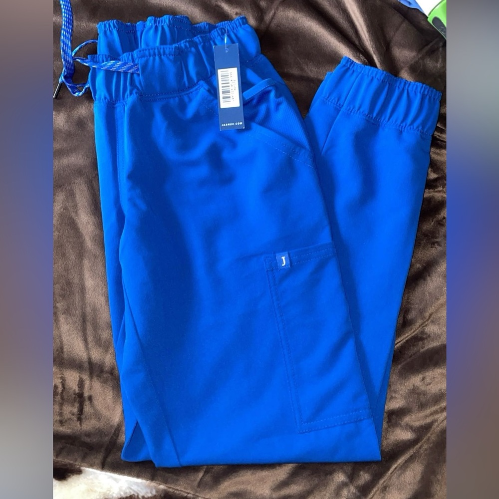 Jannuu scrub set